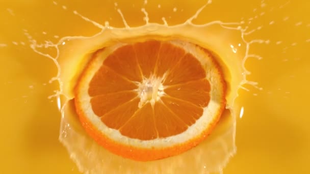 Super Slow Motion Fette Arancia Che Cadono Succo Girato Cinepresa — Video Stock