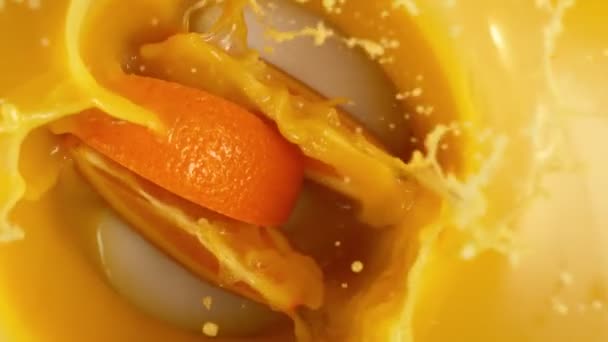 Gerakan Super Lambat Irisan Oranye Jatuh Dalam Jus Difilmkan Pada — Stok Video