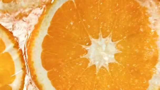 Super Zeitlupe Von Orangenscheiben Mit Wasserspritzern Gefilmt Mit High Speed — Stockvideo