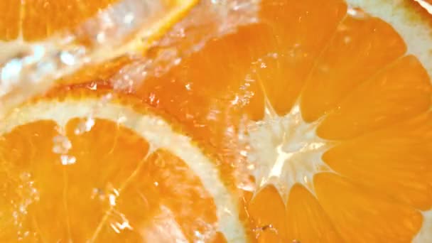 Супер Повільний Рух Апельсинових Скибочок Бризками Води Знімається Високошвидкісній Кінокамері — стокове відео