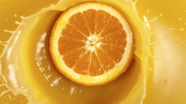 Super Cámara Lenta Rodajas Naranja Cayendo Jugo Filmado Cámara Cine — Vídeo de stock