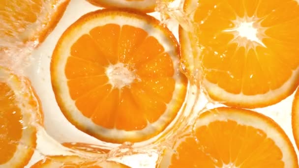 Super Cámara Lenta Rodajas Naranja Con Agua Salpicada Filmado Cámara — Vídeos de Stock