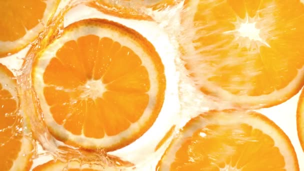 Super Cámara Lenta Rodajas Naranja Con Agua Salpicada Filmado Cámara — Vídeos de Stock