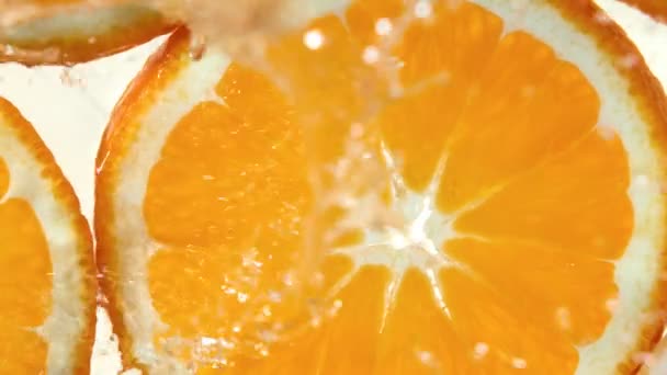 Super Cámara Lenta Rodajas Naranja Con Agua Salpicada Filmado Cámara — Vídeo de stock