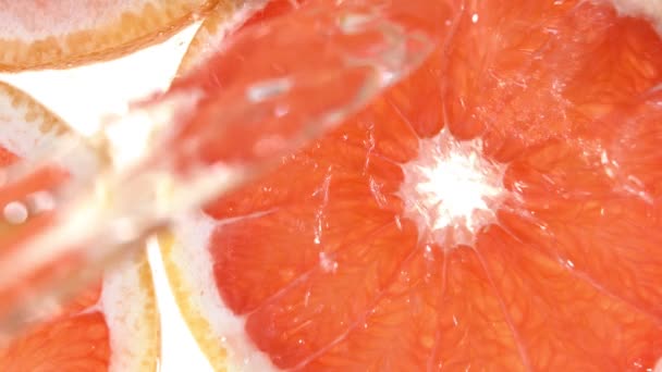 Super Cámara Lenta Rodajas Pomelo Con Agua Salpicada Filmado Cámara — Vídeo de stock