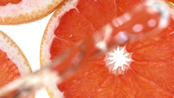 Super Zeitlupe Von Grapefruitscheiben Mit Wasserspritzern Gefilmt Mit High Speed — Stockvideo
