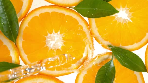 Super Cámara Lenta Rodajas Naranja Con Agua Salpicada Filmado Cámara — Vídeos de Stock