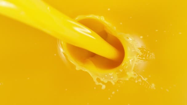 倒入橙汁的超级慢动作 用高速摄像机拍摄 每秒1000帧 — 图库视频影像