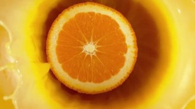 Portakal dilimlerinin çok yavaş bir şekilde meyve suyuna dökülmesi. Yüksek hızlı sinema kamerası, 1000 fps..