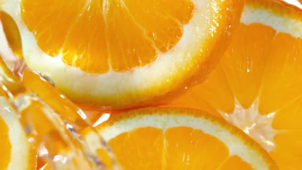 Super Cámara Lenta Rodajas Naranja Con Agua Salpicada Filmado Cámara — Vídeo de stock