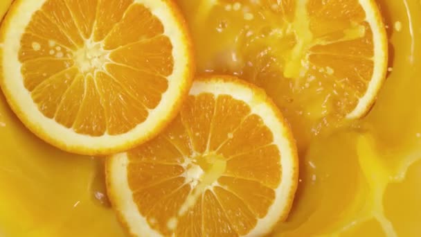 超级慢动作的橙片掉进果汁里 用高速摄像机拍摄 每秒1000帧 — 图库视频影像