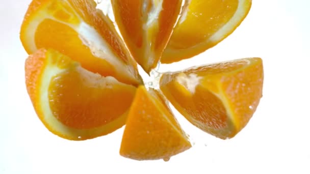 Super Pomalý Pohyb Oranžových Plátků Vodou Natáčeny Vysokorychlostní Filmové Kamery — Stock video