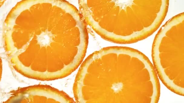 Super Cámara Lenta Rodajas Naranja Con Agua Salpicada Filmado Cámara — Vídeo de stock