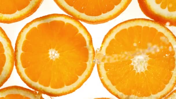 Super Cámara Lenta Rodajas Naranja Con Agua Salpicada Filmado Cámara — Vídeo de stock