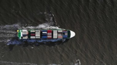 Büyük konteyner kargo gemisinin havadan görünümü
