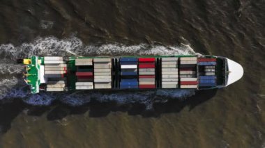 Büyük konteyner kargo gemisinin havadan görünümü