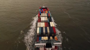 Büyük konteyner kargo gemisinin havadan görünümü