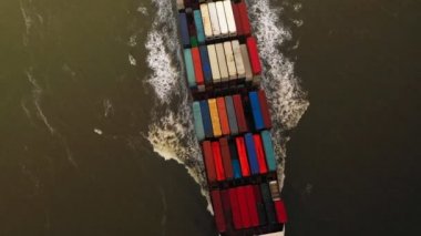 Büyük konteyner kargo gemisinin havadan görünümü