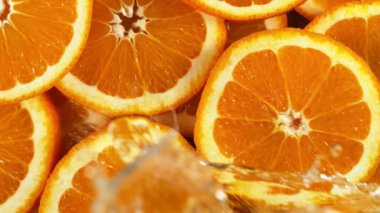 Su sıçramasına turuncu düşen süper yavaş hareket. Yüksek hızlı sinema kamera, 1000 FPS çekildi.