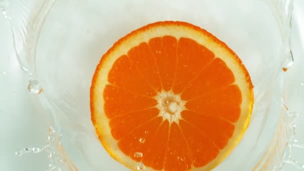 Super Cámara Lenta Caída Naranja Agua Salpicando Filmado Cámara Cine — Vídeo de stock