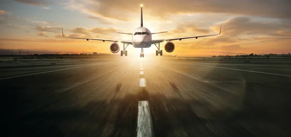 Commerciële Jetliner landing op landingsbaan — Stockfoto