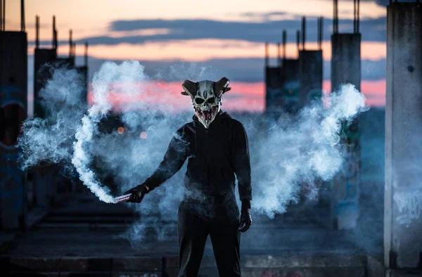 Diable avec masque effrayant entouré de fumée blanche — Photo