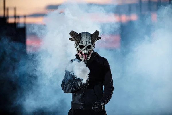 Diable avec masque effrayant entouré de fumée blanche — Photo