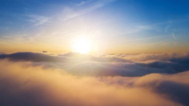 Güzel gün doğumu bulutlu gökyüzü havadan bakıldığında