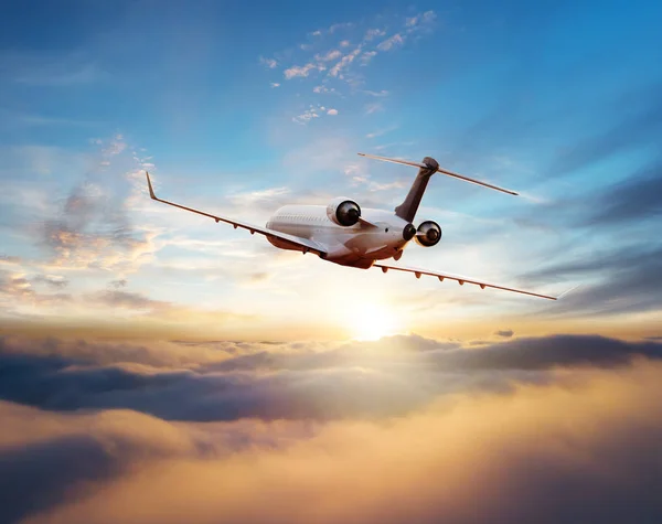 Avión jet privado volando al atardecer — Foto de Stock