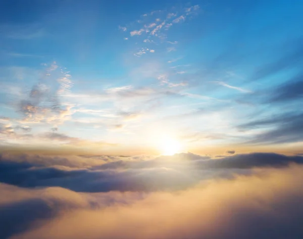 Céu nublado do nascer do sol bonito da vista aérea — Fotografia de Stock