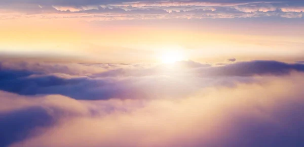 Hermoso amanecer cielo nublado desde la vista aérea —  Fotos de Stock