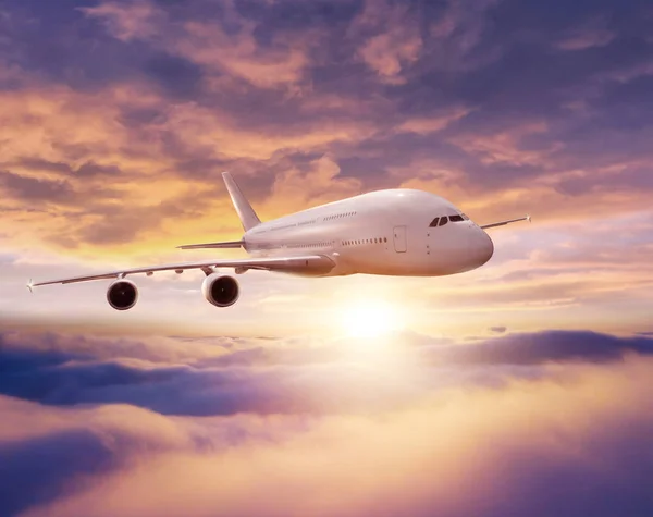 Kereskedelmi repülőgép repül át drámai naplemente — Stock Fotó