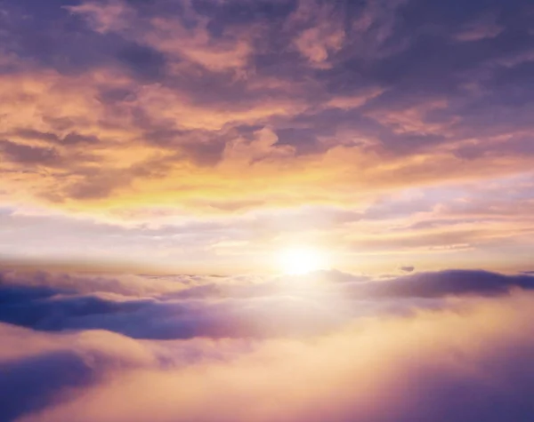 从空中看美丽的日出多云的天空 — 图库照片