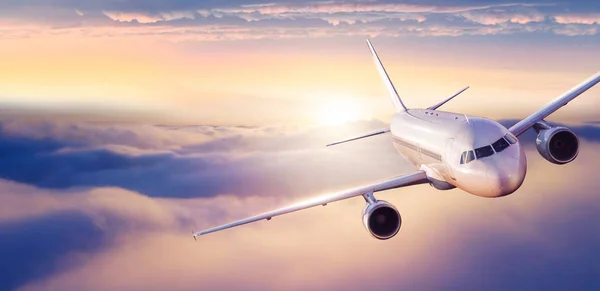 Commerciële vliegtuig passagiers vliegen boven de wolken Rechtenvrije Stockfoto's