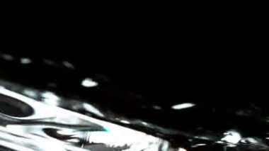 Siyah arka planda izole edilmiş çok yavaş su sıçratma hareketi. Çok hızlı bir kamerayla çekildi, 1000 fps..
