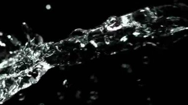 Siyah arka planda izole edilmiş çok yavaş su sıçratma hareketi. Çok hızlı bir kamerayla çekildi, 1000 fps..