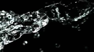 Siyah arka planda izole edilmiş çok yavaş su sıçratma hareketi. Çok hızlı bir kamerayla çekildi, 1000 fps..