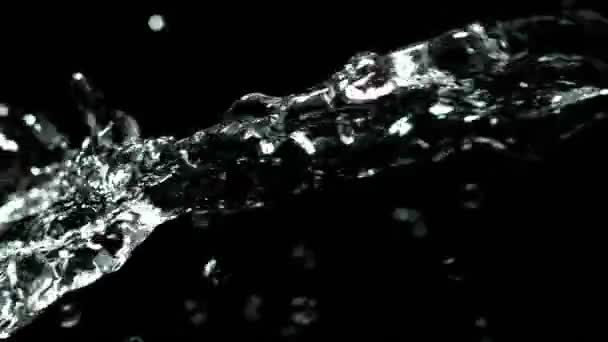Mouvement super lent des éclaboussures d'eau isolées sur fond noir. Filmé par caméra à très grande vitesse, 1000 images par seconde.
