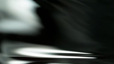 Siyah arka planda izole edilmiş çok yavaş su sıçratma hareketi. Çok hızlı bir kamerayla çekildi, 1000 fps..