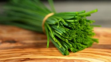 Taze maydanoz bıçak kesilmiş süper yavaş hareket. Yüksek hızlı sinema kamera, 1000fps filme.