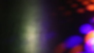 Soyut dj konser ışıkları dans eden kadın bacaklar siluet ile göstermek