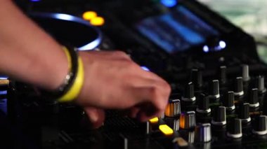 Kontrol konsolu ile Dj ellerinin detayı