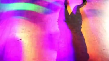 Soyut dj konser ışıkları dans eden kadın bacaklar siluet ile göstermek