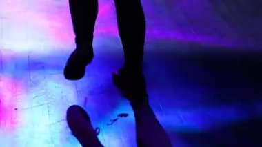 Soyut dj konser ışıkları dans eden kadın bacaklar siluet ile göstermek