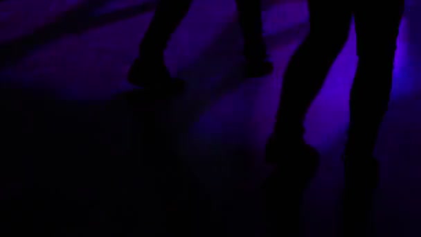 Концертное Световое Шоу Абстрактного Диджея Силуэтом Ног Танцующей Женщины — стоковое видео