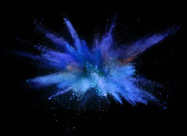 Siyah arka plan üzerinde renkli toz patlama