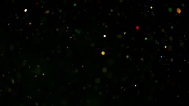 Siyah arka plan üzerine süper ışıltılı, yavaş gümüş parçacıkları. Odak sığ derinliği. Yüksek hız sinema kamerası, 1000 fps üzerinde filme.