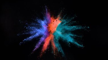 Siyah arka planda izole edilmiş süper yavaş renkli barut patlaması. Yüksek hızlı sinema kamerası, 1000fps.