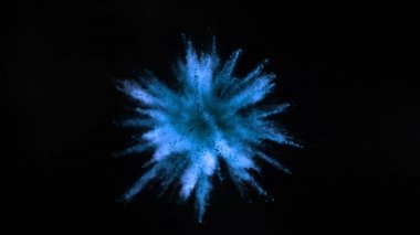 Siyah arka planda izole edilmiş süper yavaş renkli barut patlaması. Yüksek hızlı sinema kamerası, 1000fps.