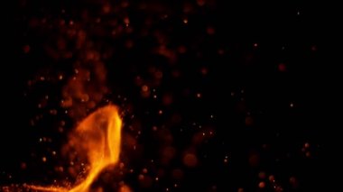 Siyah arka planda izole edilmiş çok yavaş ateş kıvılcımları. Yüksek hızlı kamera, 1000 fps.